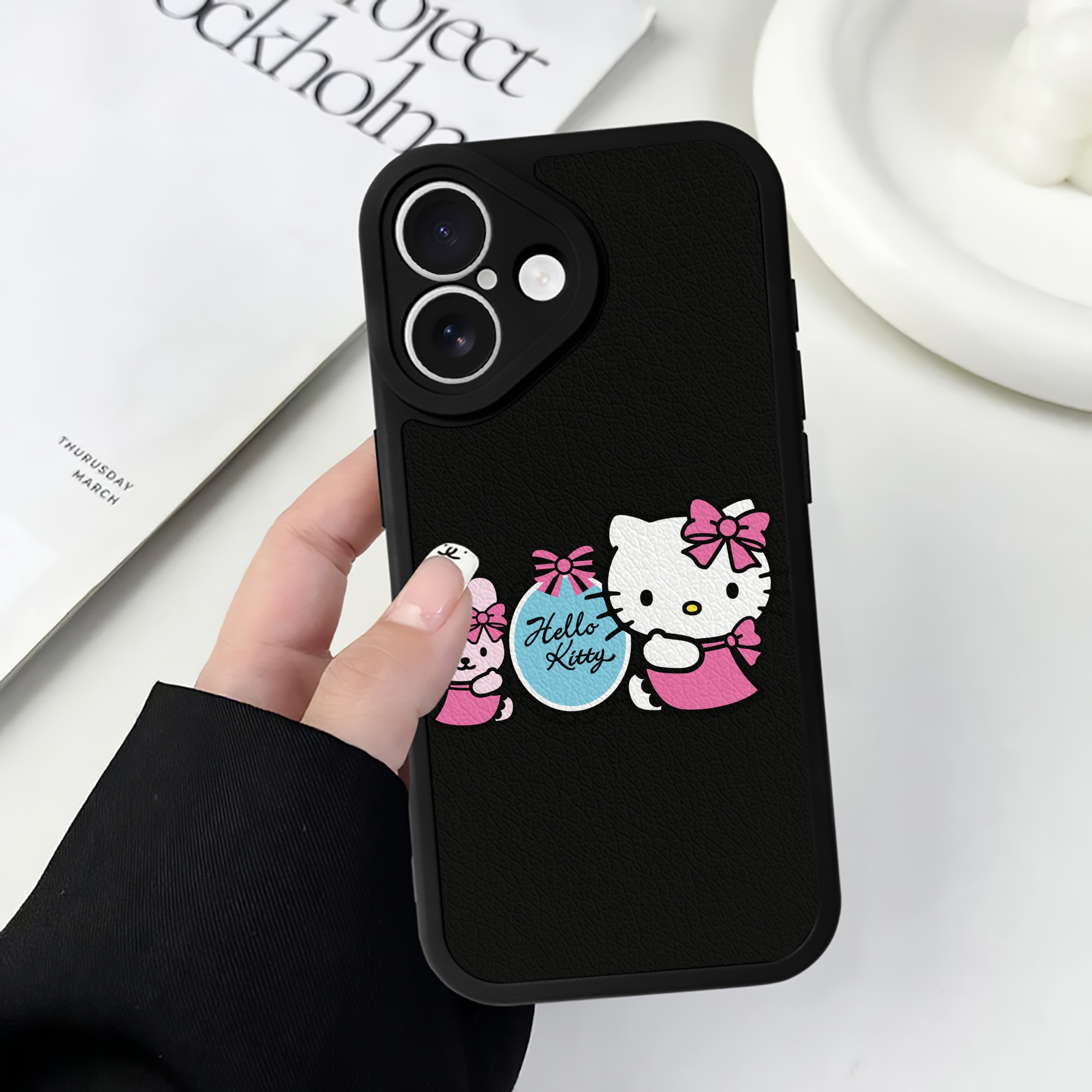 （画像用） Hello Kitty ハローキティ 【iPhone 16シリーズ対応】シリコンスマホケース（レザー調） 材質：シリコン